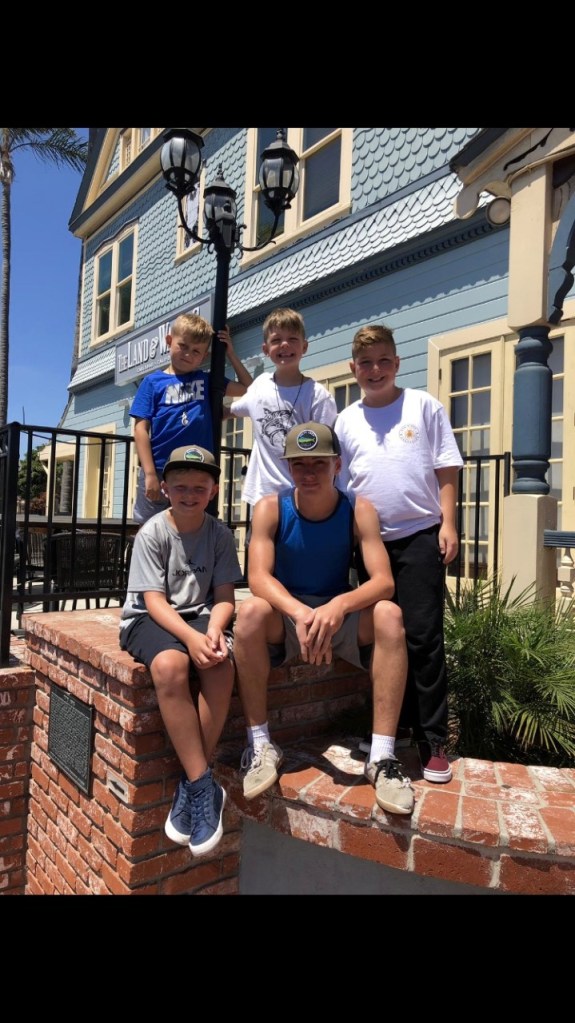 This image has an empty alt attribute; its file name is family.jpg